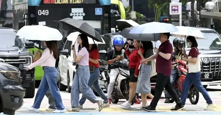 তাপদাহে সতর্ক মালয়েশিয়ার বাসিন্দারা
